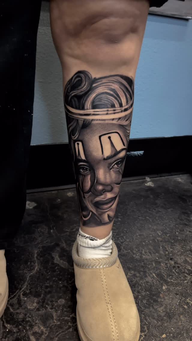 Hyper-realistic grayscale portrait of a woman on the calf