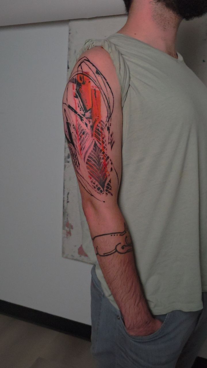 Ornamental abstract leaves arc along the upper arm.