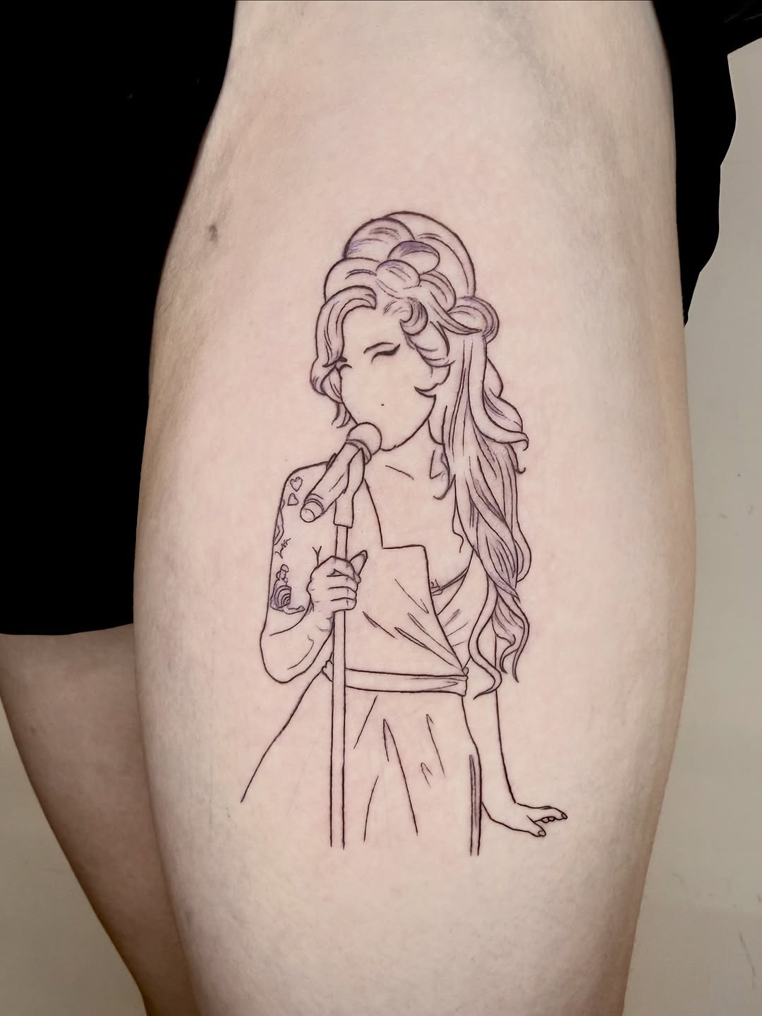 Minimal line-art portrait of a singer with mic.