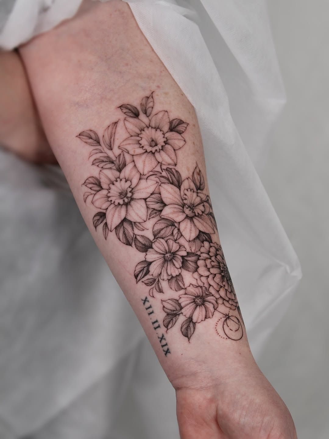 Delicate blackline floral bouquet of blooming daisies and leaves