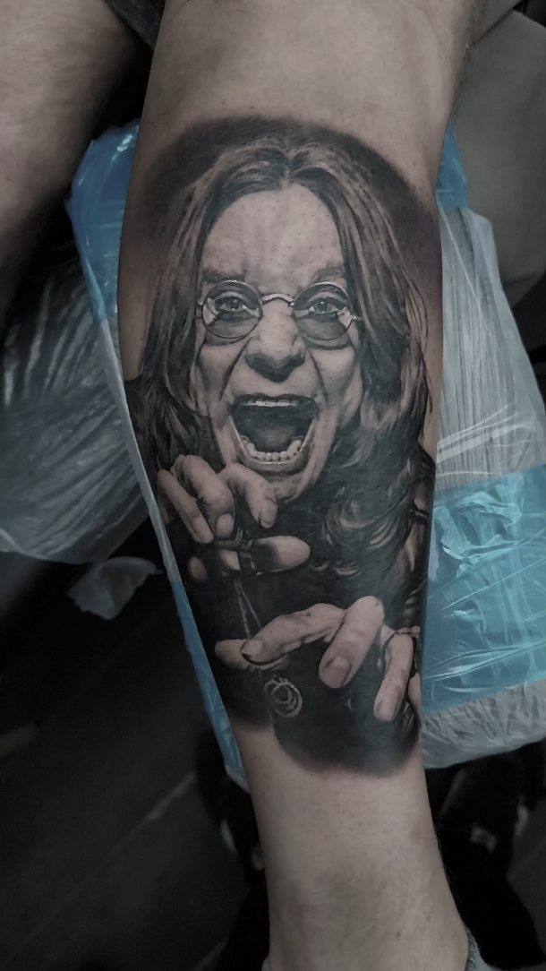 Hyper-detailed grayscale portrait of a screaming rock icon.