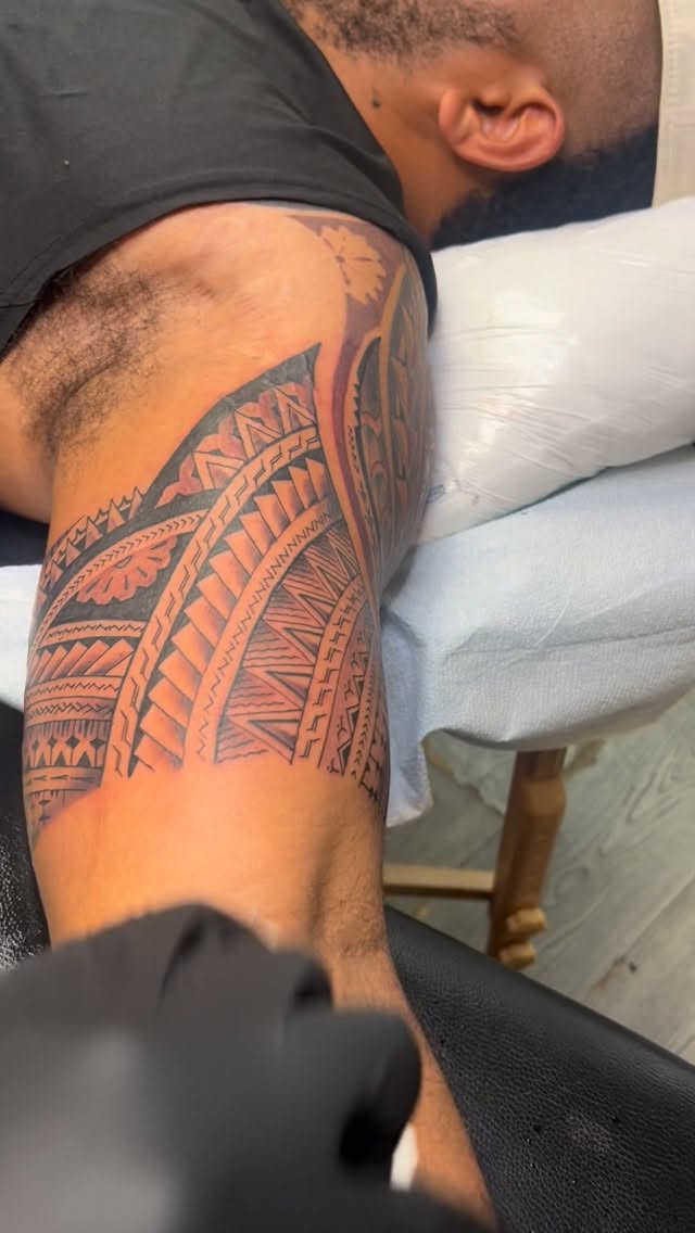 Bold Polynesian shoulder-to-bicep geometric tribal bands