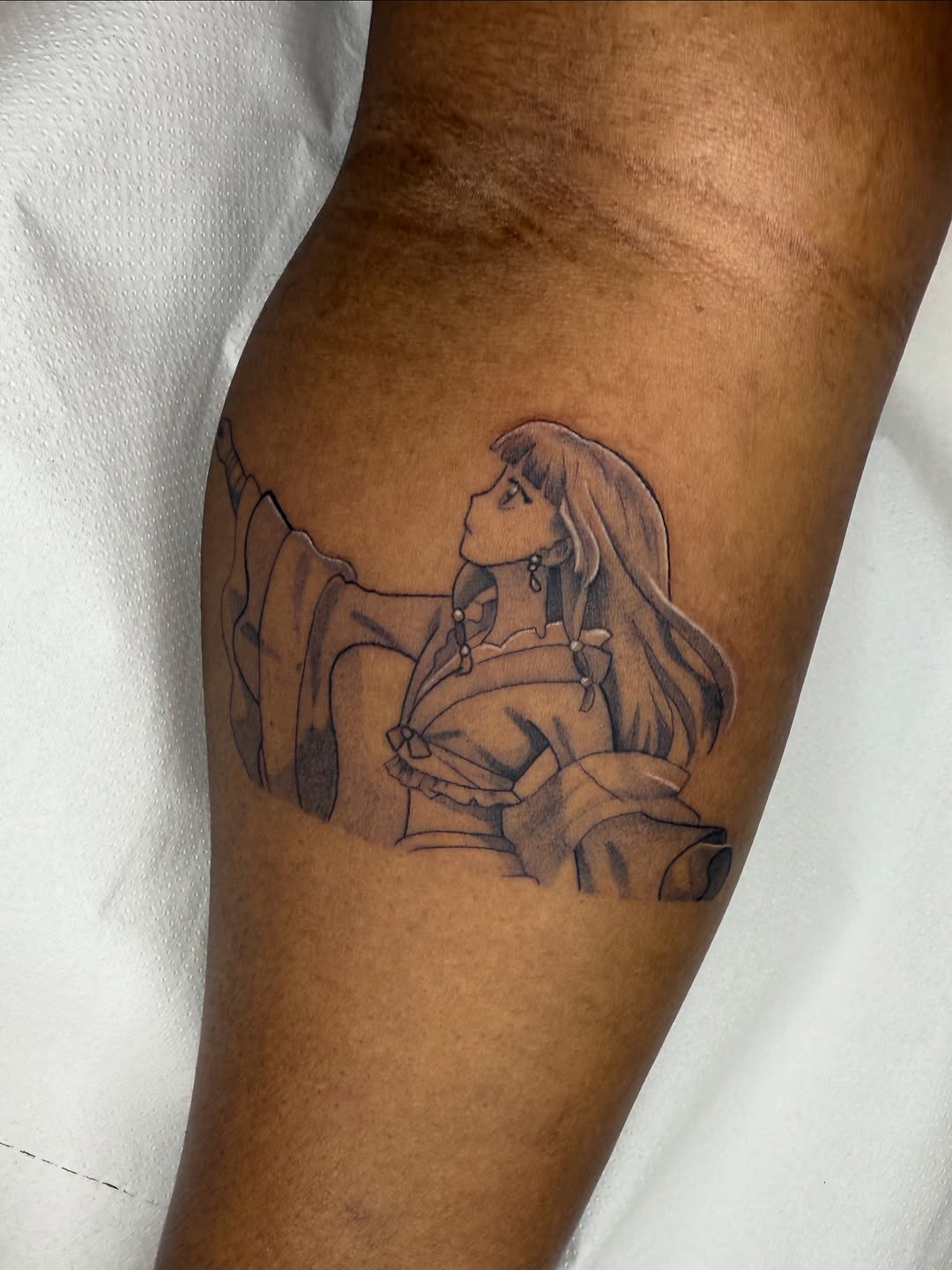 Elegant line-art female figure in historical attire, profile.