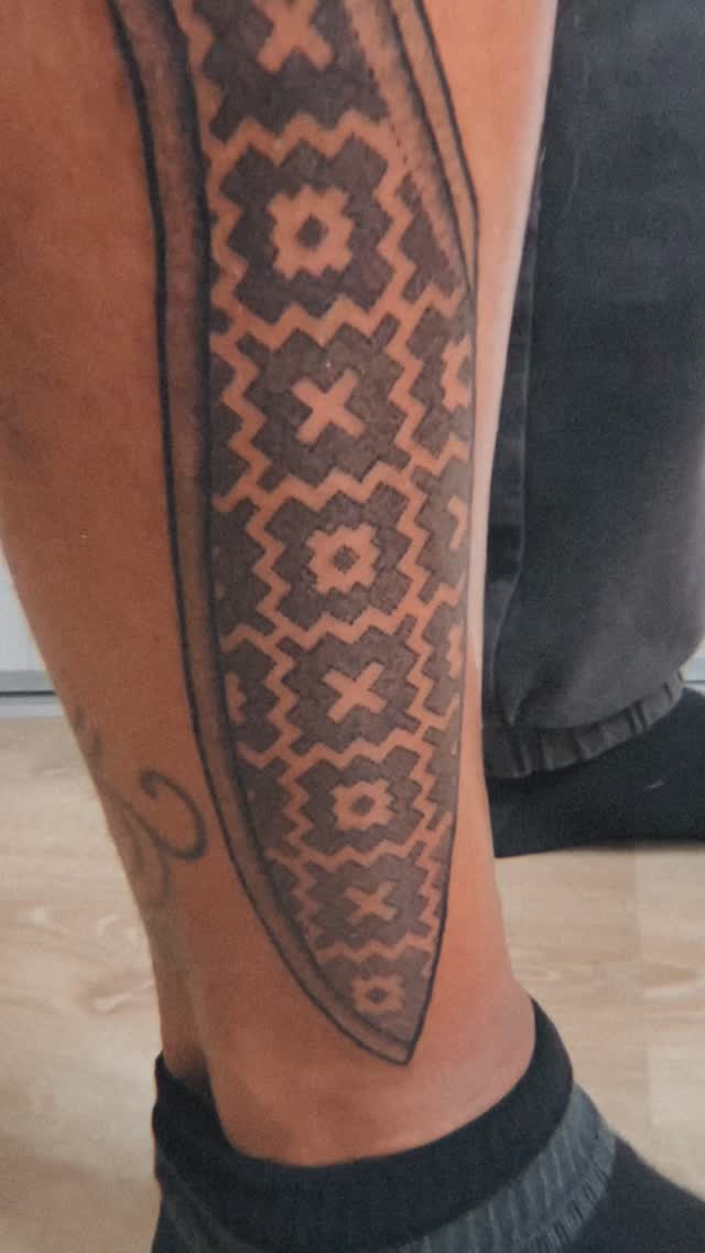 Dhaka-inspired geometric band with star-like motifs on calf