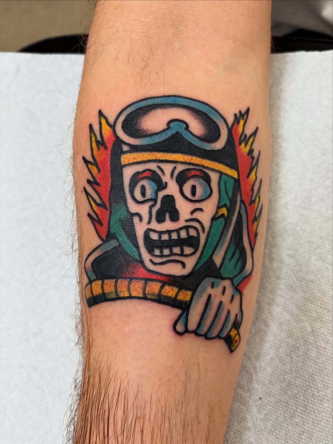 Bold skull-in-helmet with blazing flames, old-school.