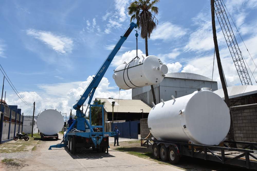 Subiendo tanques de frp a remolque para su transporte terrestre