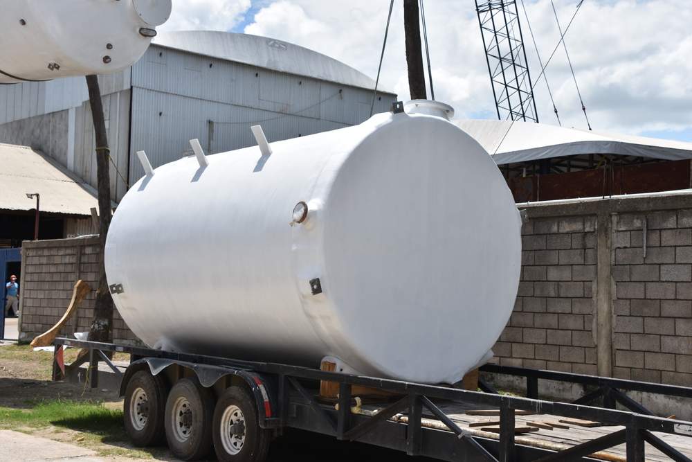 Tanque de fibra de vidrio montado en un remolque de transporte
