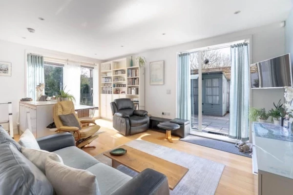 BEAUTIFUL TERRACED APARTMENT AT CAMBRIDGE promotional image