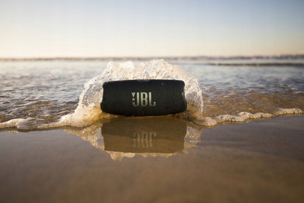 Głośnik JBL Charge 5 - widok z boku, porty ładowania