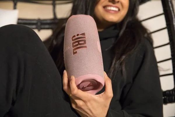 Głośnik JBL Charge 5 - widok z boku na port ładowania