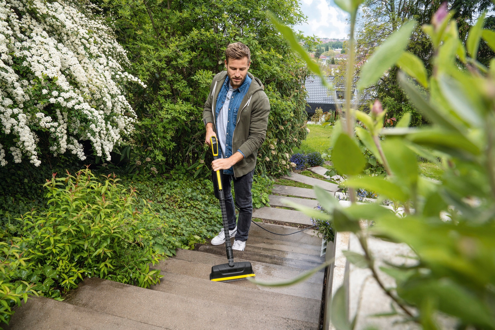 Myjka Ciśnieniowa Karcher K 5 POWER CONTROL - widok boczny, prezentujący ergonomię i przechowywanie akcesoriów.