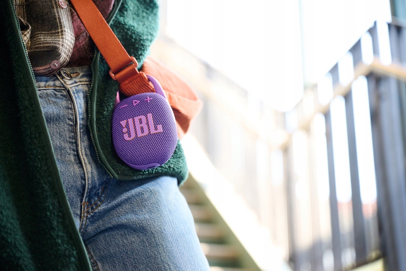 JBL Clip 5 przypięty do plecaka, Taktyczna Mobilność