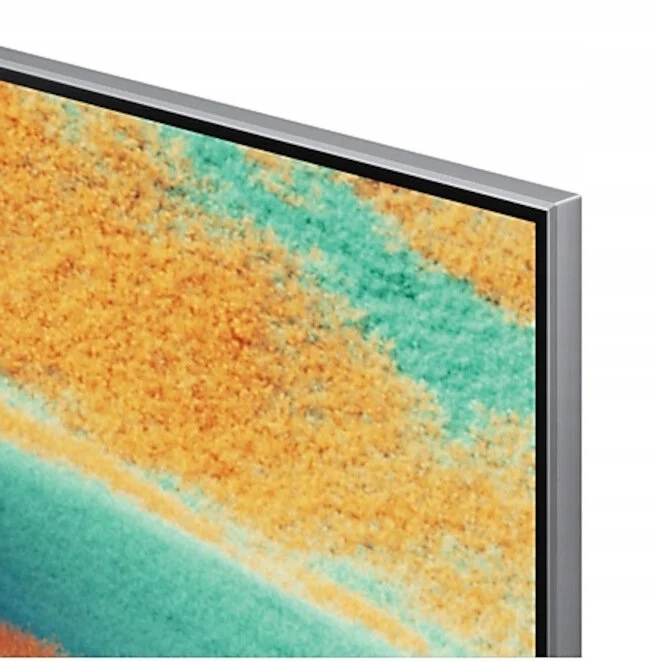 Samsung QN85Fau z widocznym panelem połączeń.