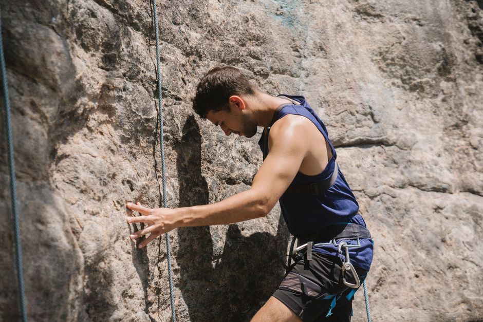 Kayalık duvara tırmanan sporcu