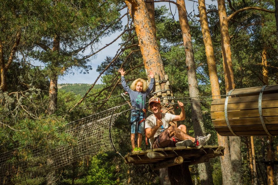 Ormanda zipline deneyimi yaşayan baba ve çocuk