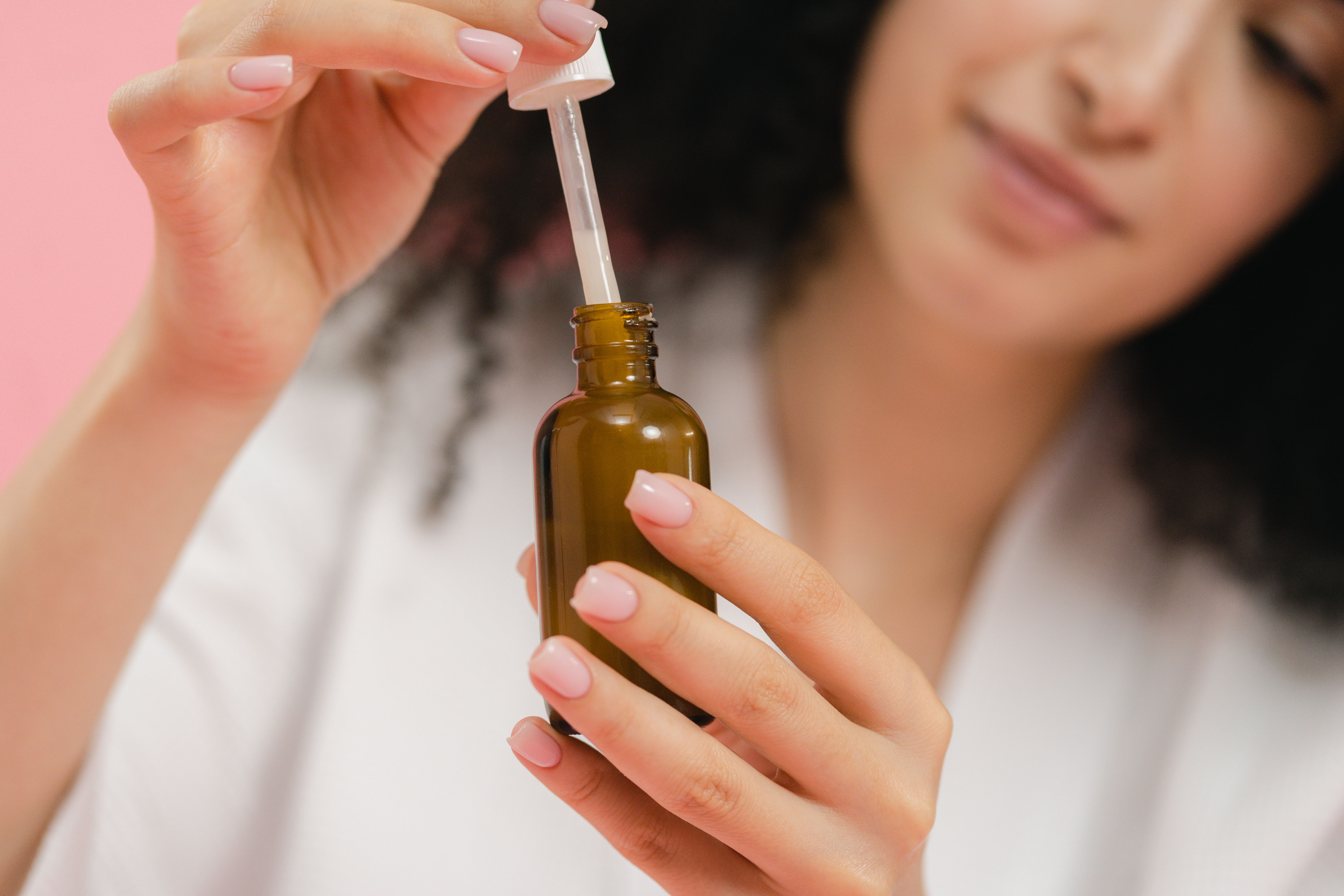 Damlalıklı serum şişesi ile cilt bakımı