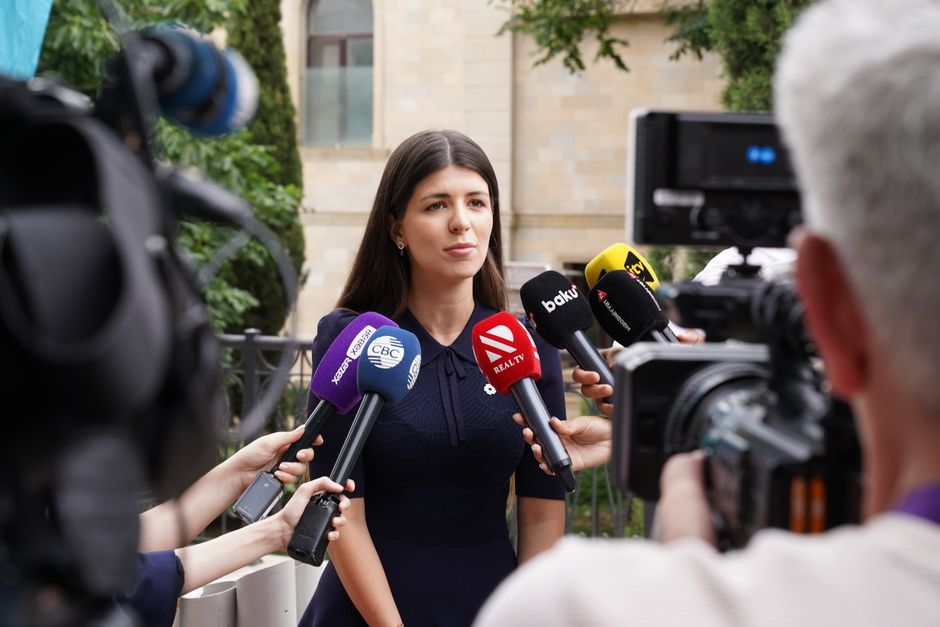 Basın toplantısında bir sözcü medya mensuplarıyla iletişim kuruyor