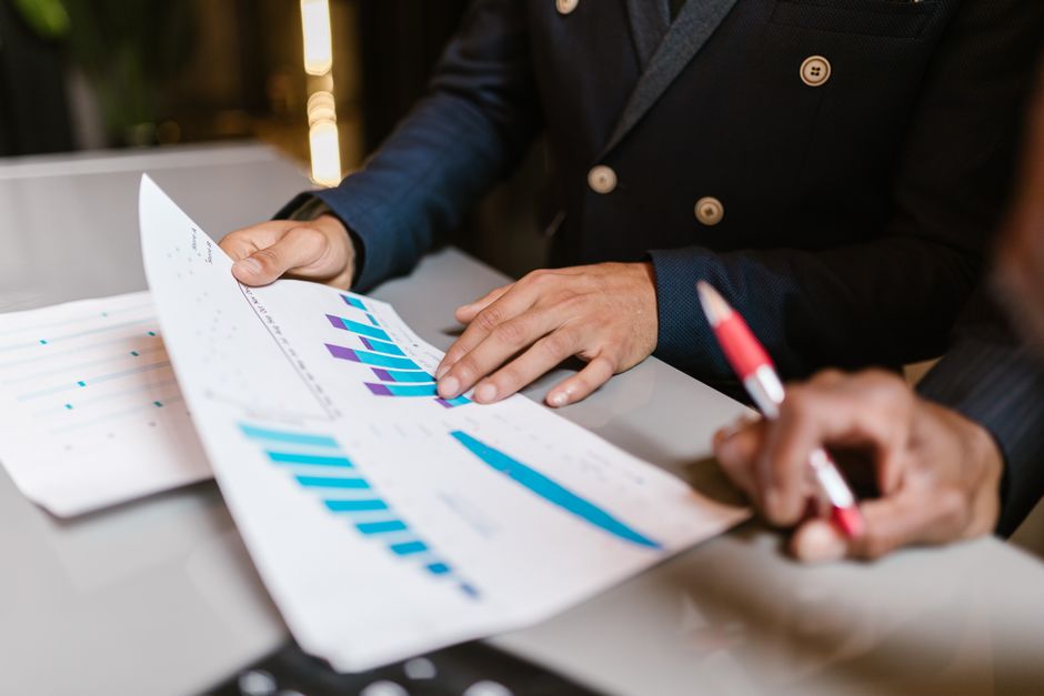 Finansal grafikleri inceleyen profesyoneller