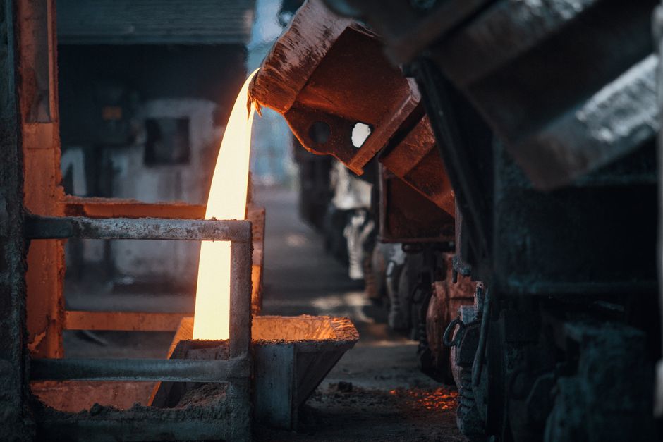 Dökümhanede erimiş metal akışı