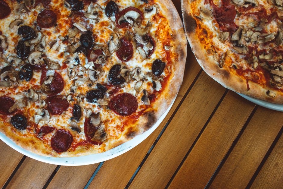 Mantar ve biberli pizza