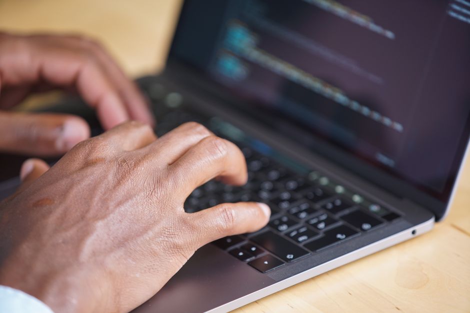 Laptopta kod yazan eller