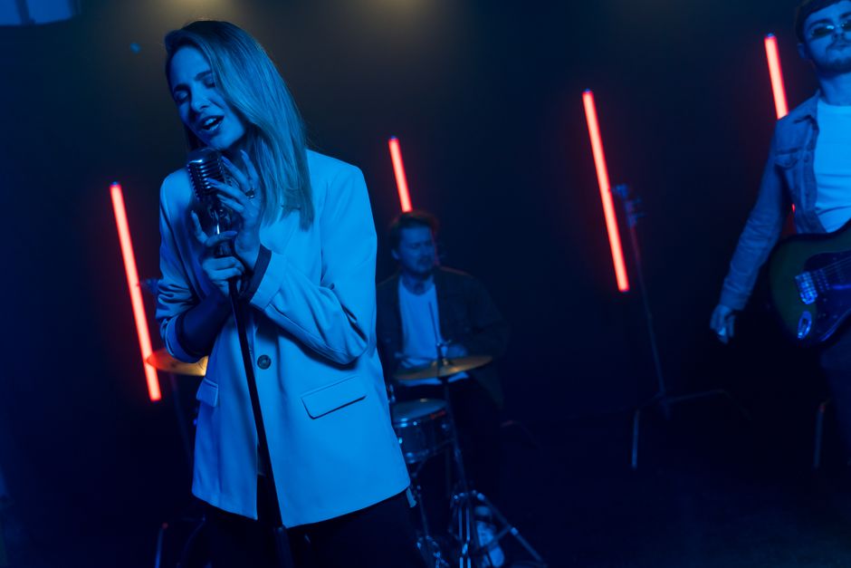 Vibrant band performance