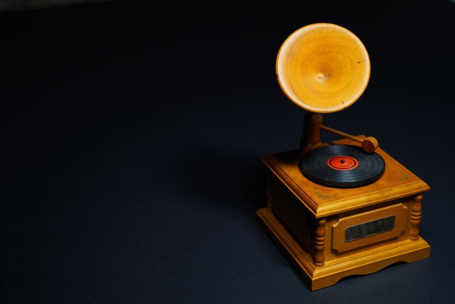 Ahşap tabanlı eski model gramofon ve plak