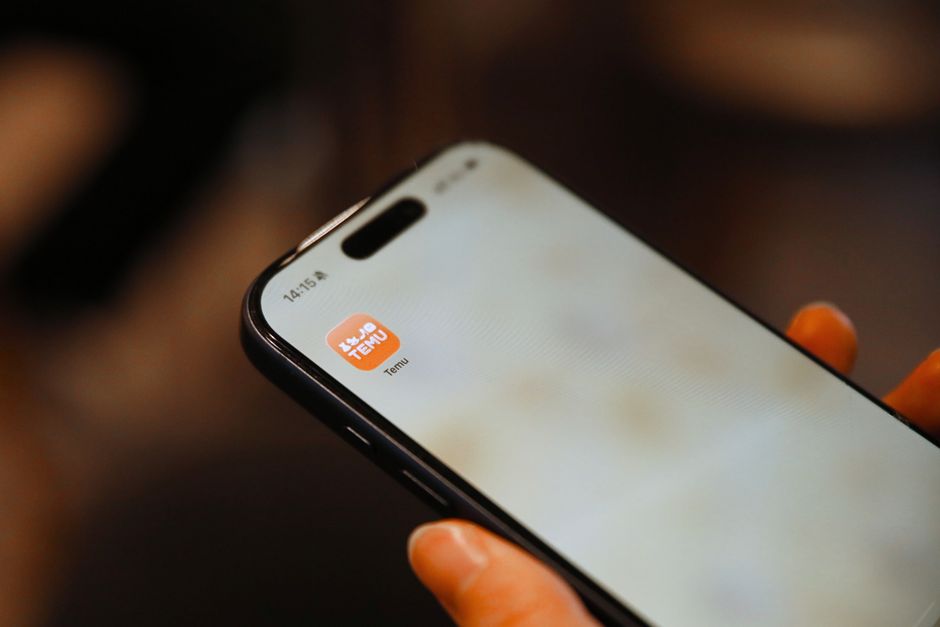 Telefonla uygulama mağazasında gezinme