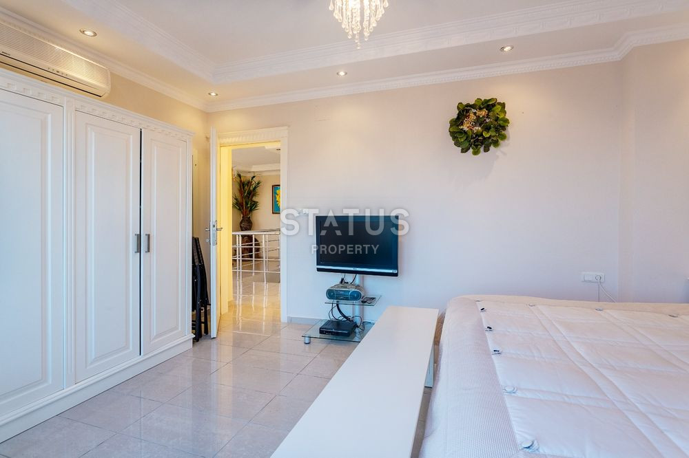 Penthouse 2+1 with a direct view of the sea and the fortress in Mahmutlar, 220 m2 фото 22