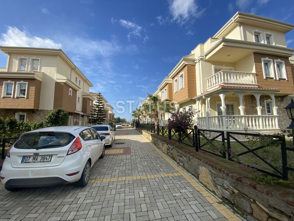 Трехуровневые апартаменты 3+1 с личной территорией в таунхаусе в одном из лучших комплексов в Авсалларе, 200м2 фото 3