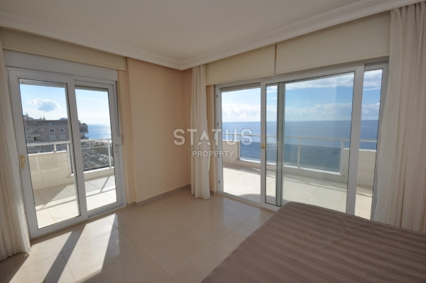 Large penthouse 3+1 with direct sea views, 280 m2 in Mahmutlar. фото 2