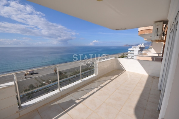 Large penthouse 3+1 with direct sea views, 280 m2 in Mahmutlar. фото 3