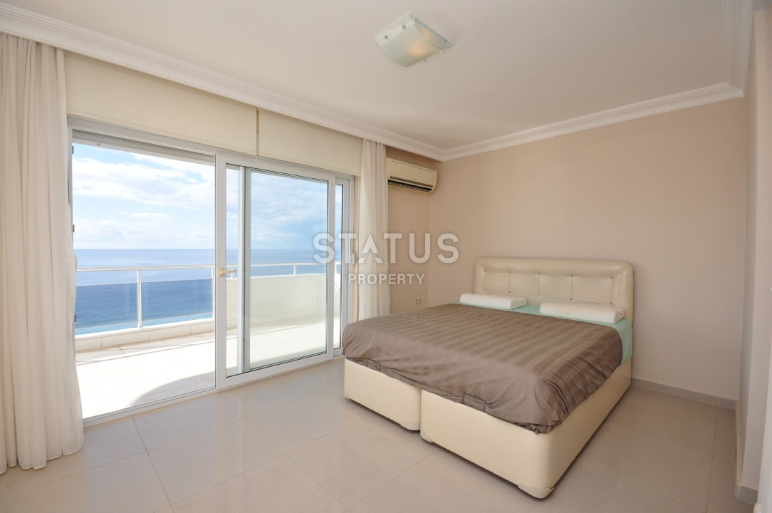 Large penthouse 3+1 with direct sea views, 280 m2 in Mahmutlar. фото 7