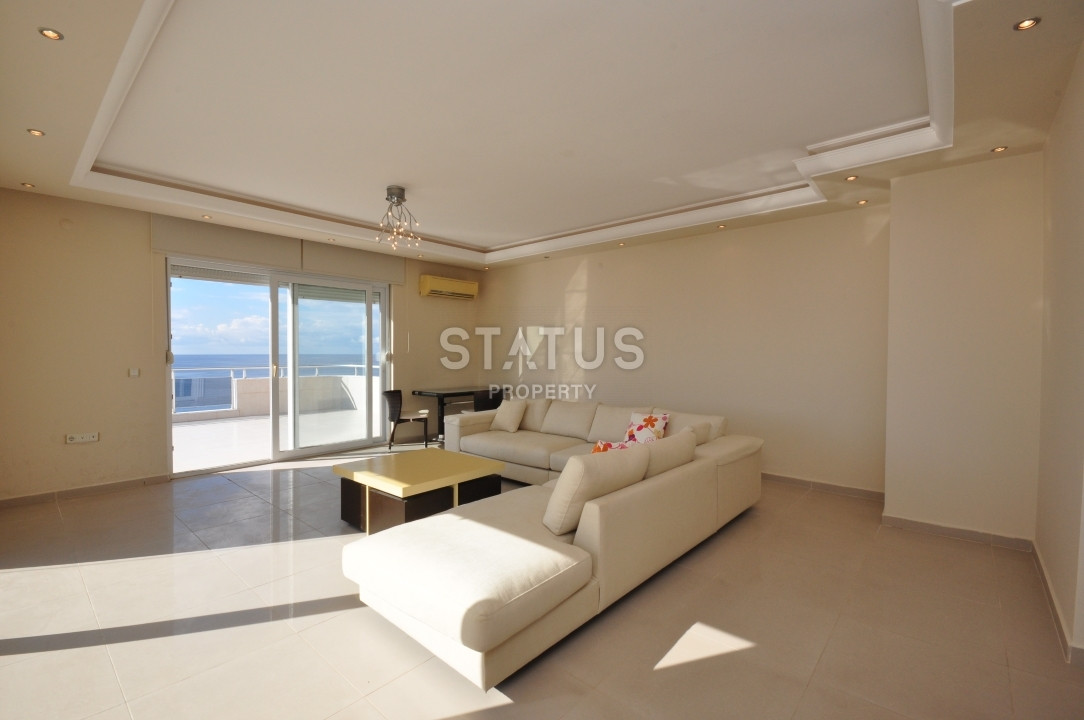 Large penthouse 3+1 with direct sea views, 280 m2 in Mahmutlar. фото 12