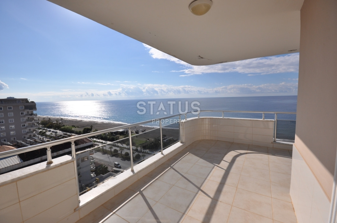 Large penthouse 3+1 with direct sea views, 280 m2 in Mahmutlar. фото 14
