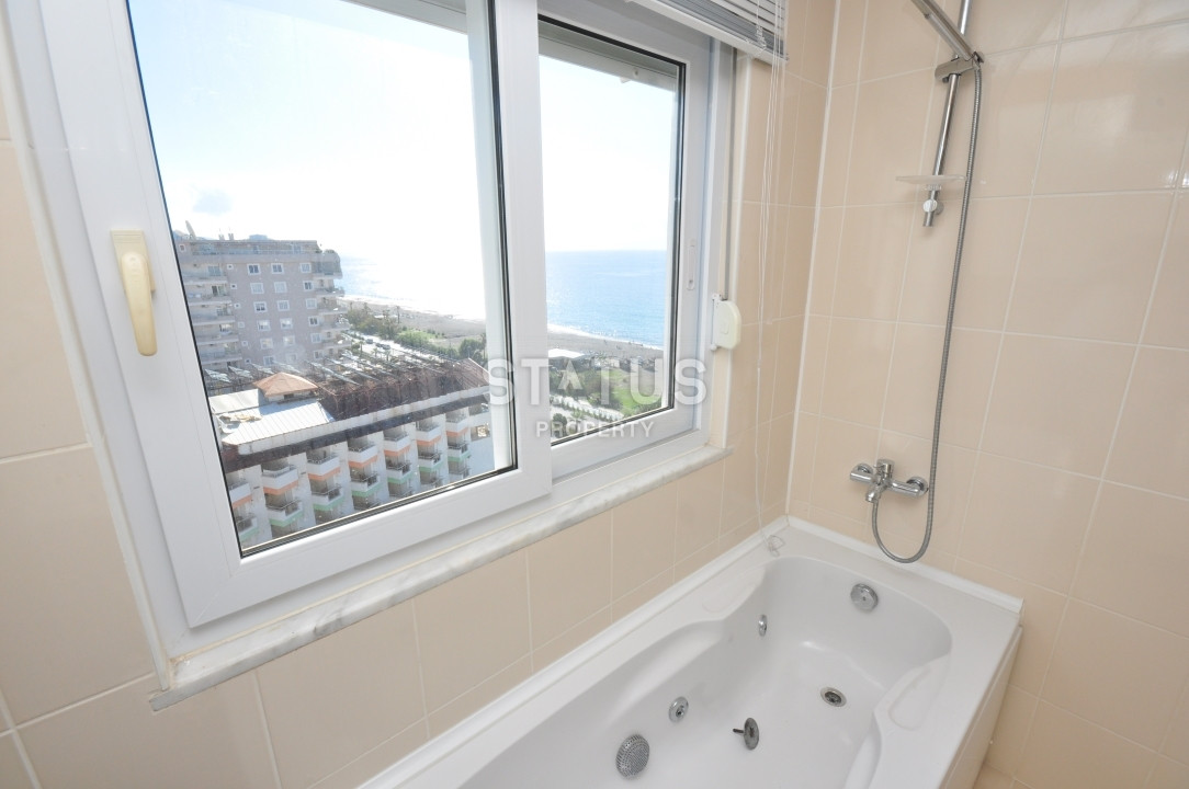 Large penthouse 3+1 with direct sea views, 280 m2 in Mahmutlar. фото 17