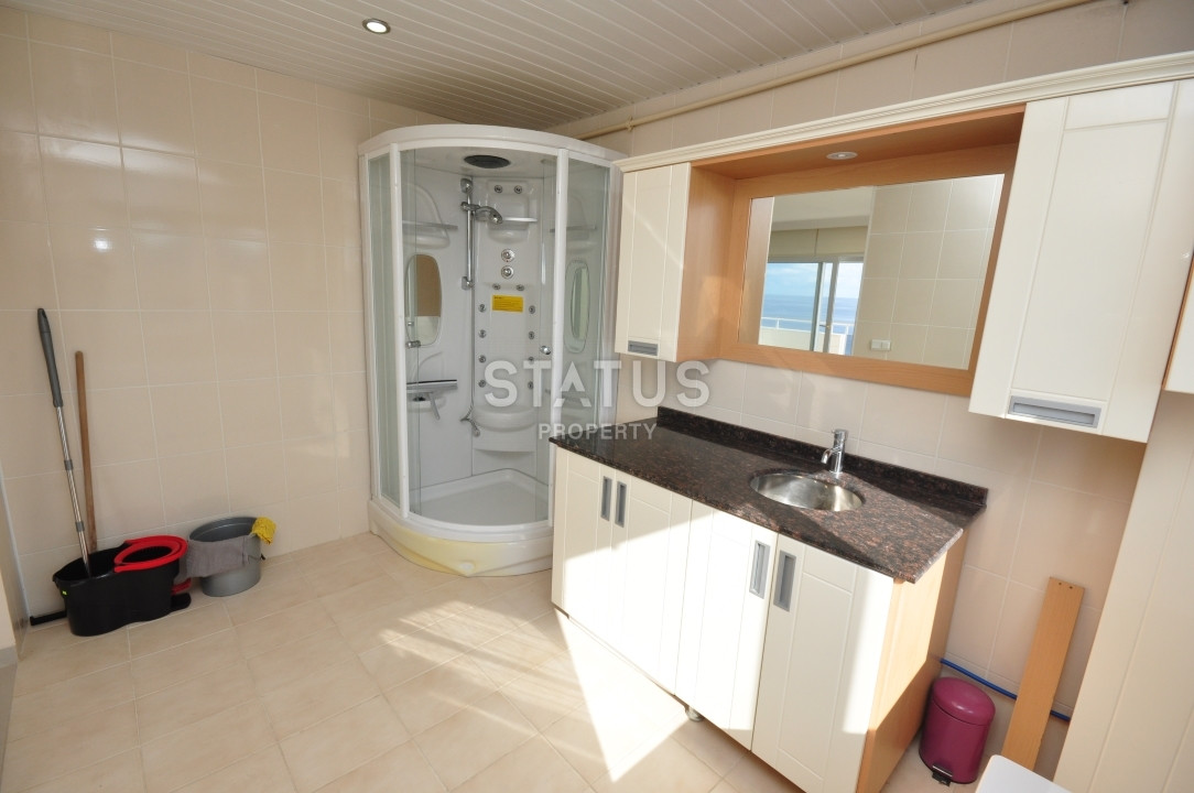 Large penthouse 3+1 with direct sea views, 280 m2 in Mahmutlar. фото 30