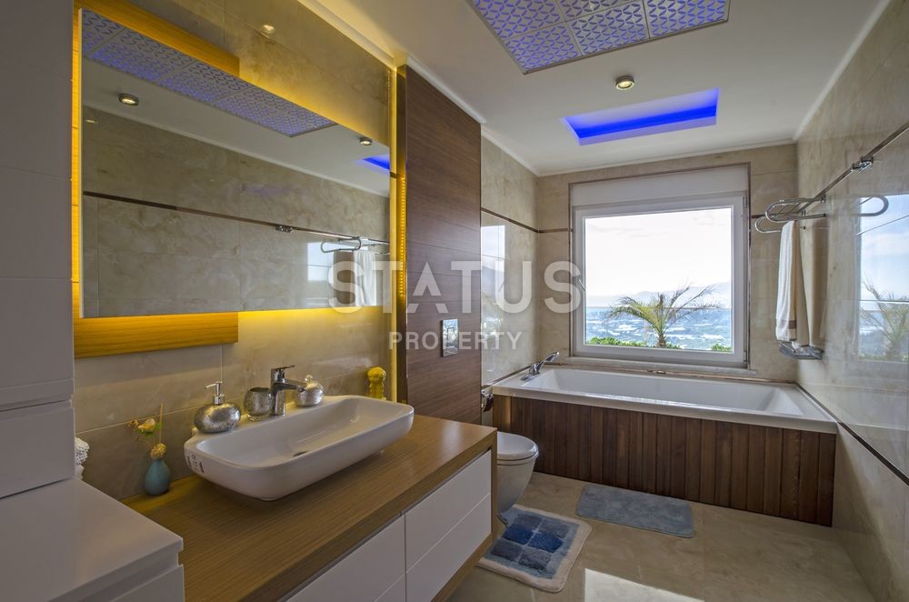 Luxurious villas on the Mediterranean coast фото 36