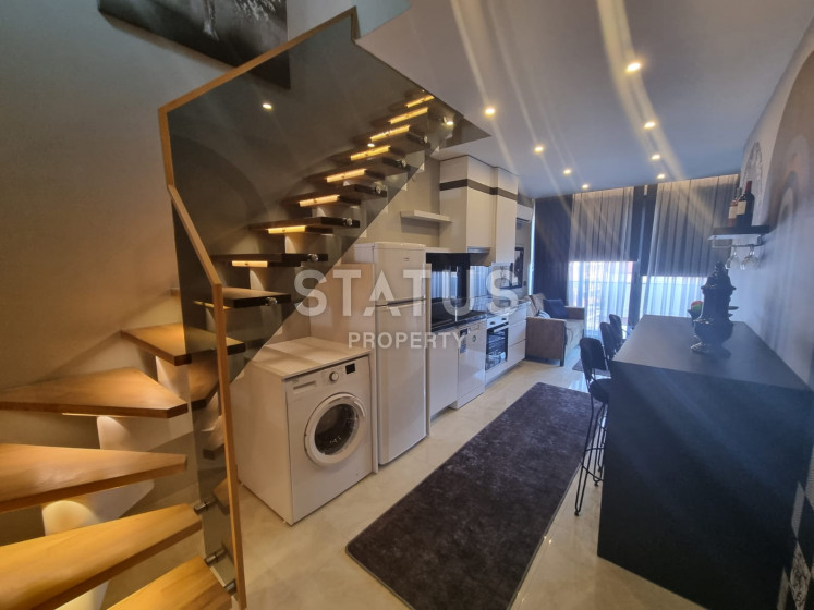 Дуплекс планировки 1+1 с дизайнерским ремонтом на первой береговой линии в районе Махмутлар, 65 кв.м. фото 1