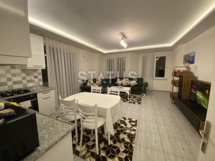 Большая двухкомнатная квартира в 100 метрах от моря в Махмутларе, 85 м2. фото 1