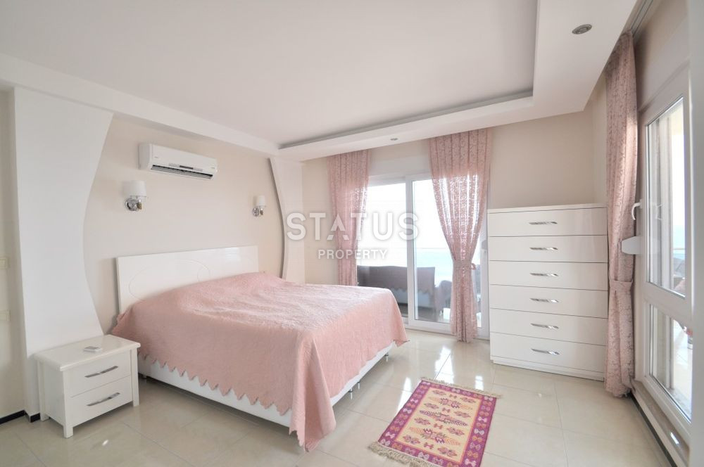 Penthouse 3+1 on the first coastline in the Kestel area, 240 m2 фото 8