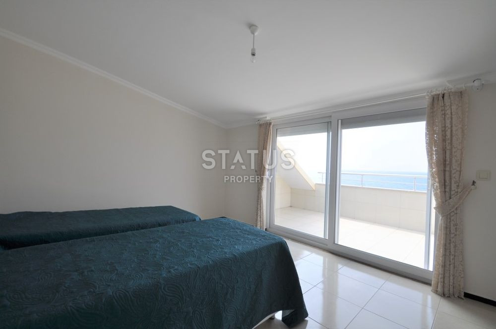 Penthouse 3+1 on the first coastline in the Kestel area, 240 m2 фото 16