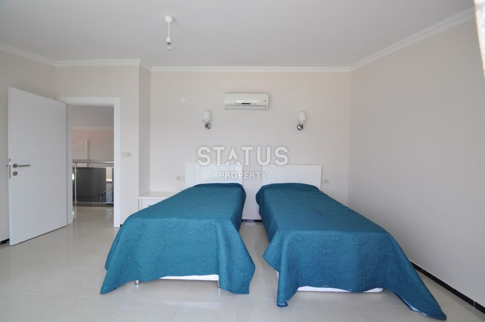 Penthouse 3+1 on the first coastline in the Kestel area, 240 m2 фото 19