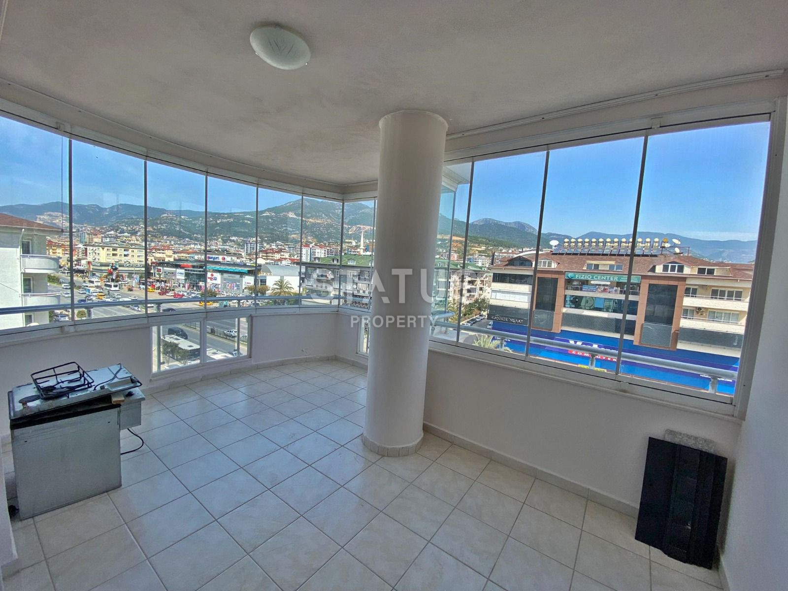 Spacious four-room apartment with a good location in OBA. 160m2 фото 4