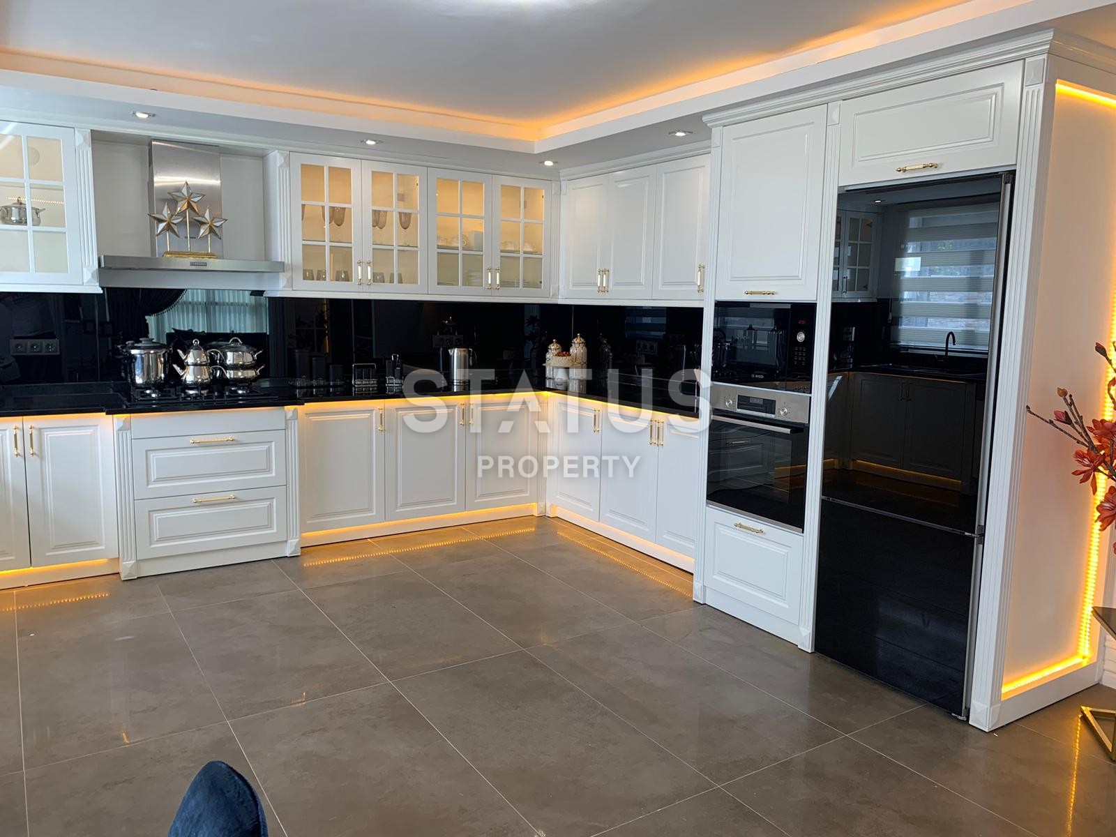 Шикарная вилла с потрясающими видами на могучие горы в Каргыджаке. 450 кв.м. фото 3