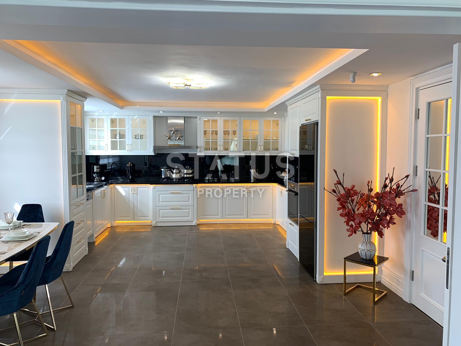 Шикарная вилла с потрясающими видами на могучие горы в Каргыджаке. 450 кв.м. фото 5