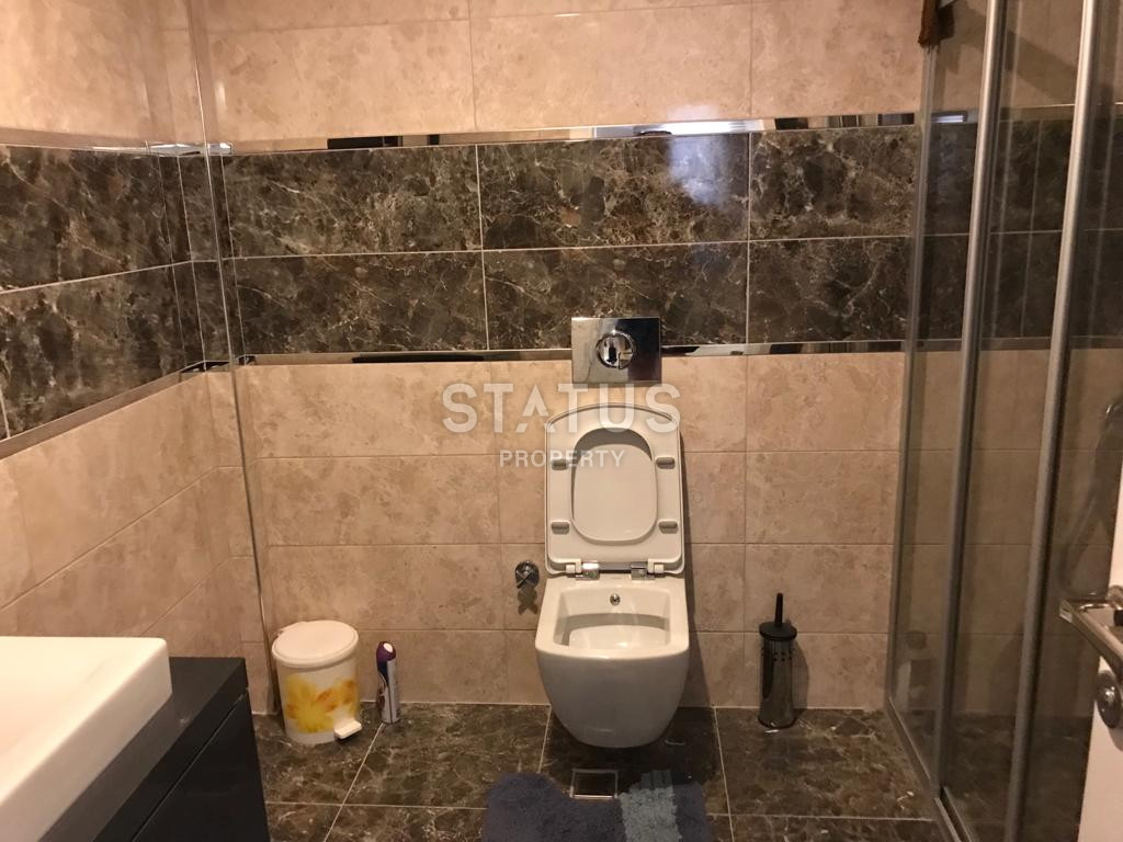 Четырёхкомнатная квартира с отдельной кухней 300м от моря в Махмутларе. 130м2 фото 9