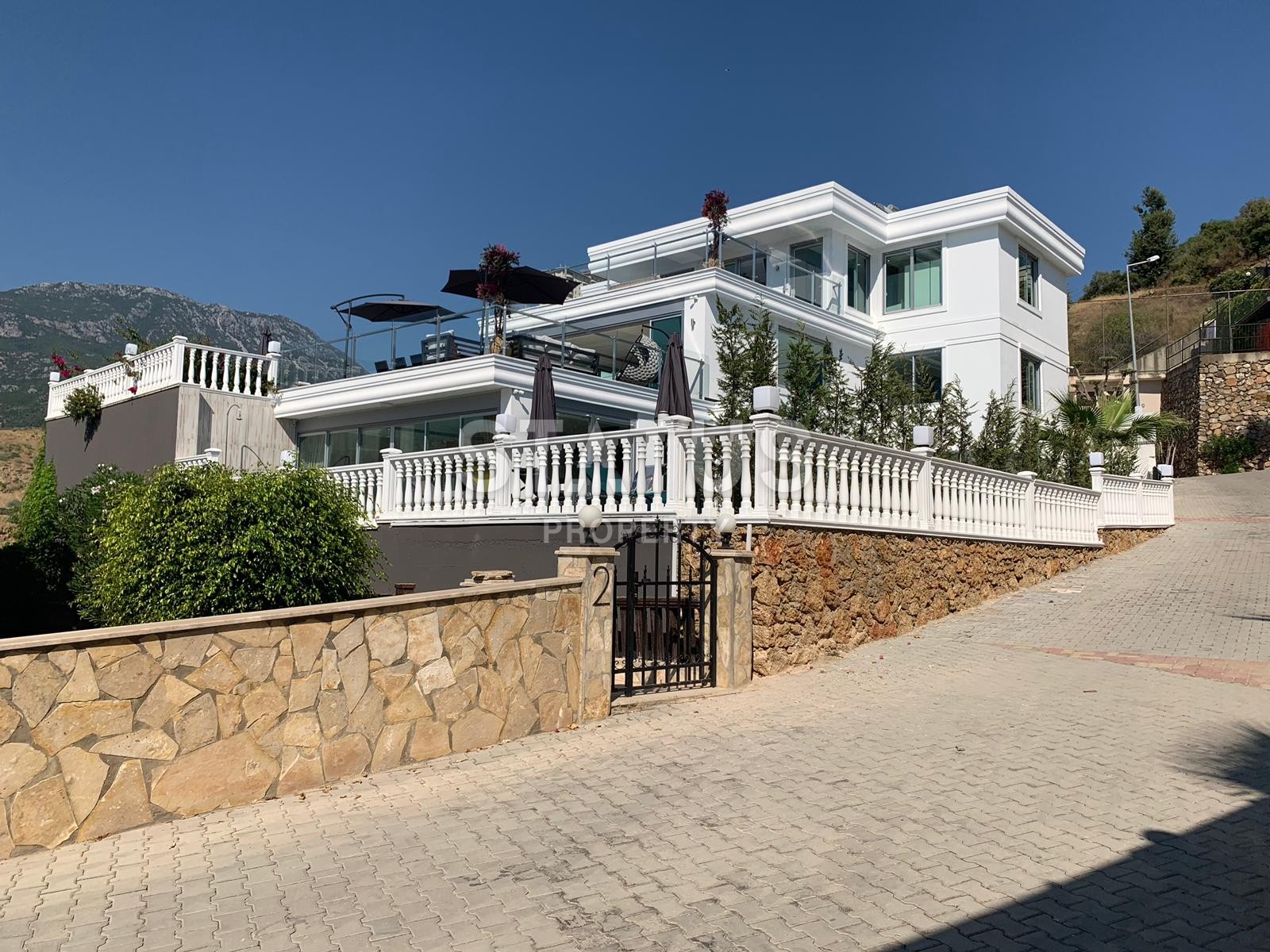 Шикарная вилла с потрясающими видами на могучие горы в Каргыджаке. 450 кв.м. фото 41