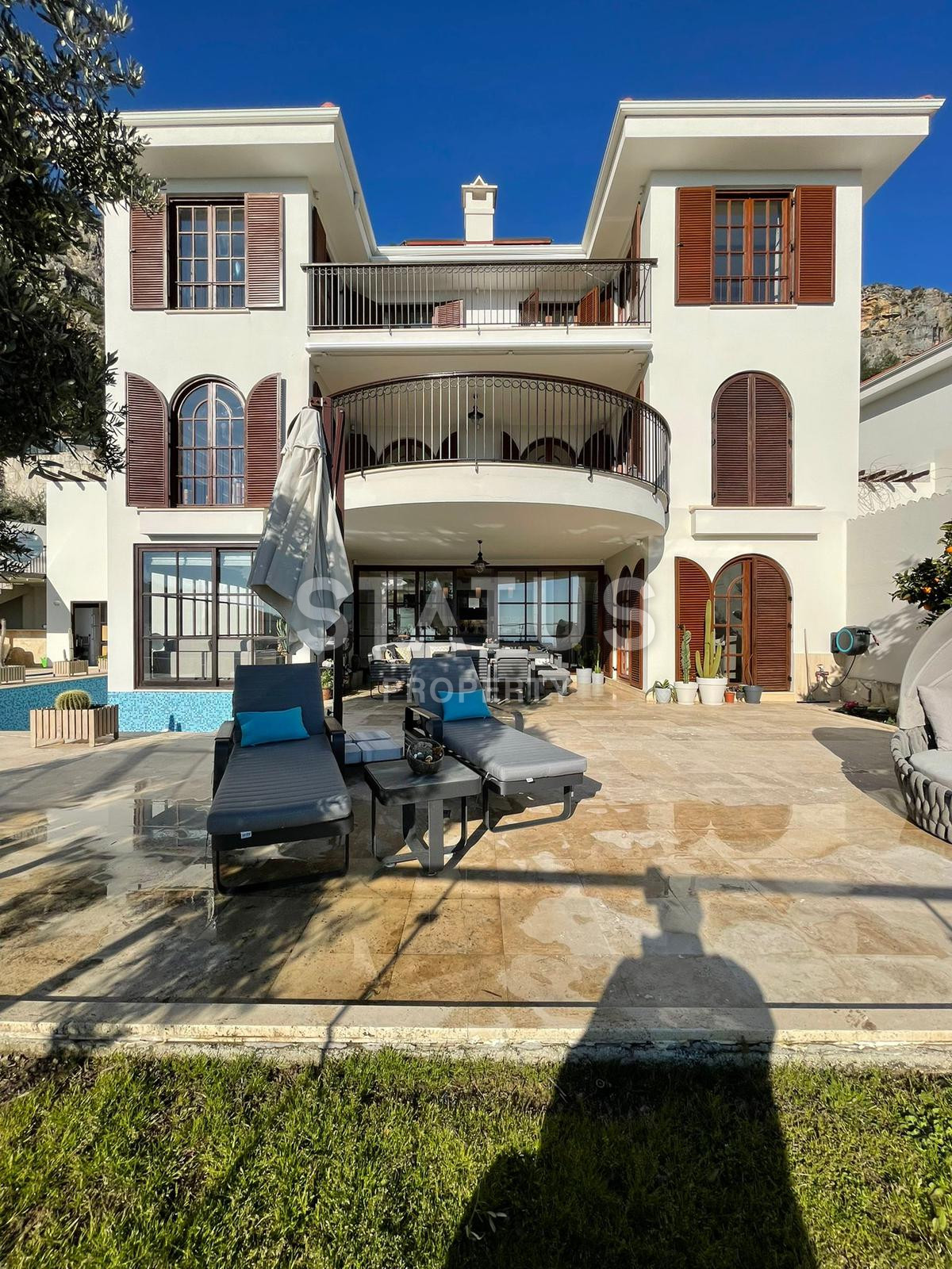 Шикарная вилла с садом 6+2 в районе Бэкташ. 390м2 +590м2 фото 1