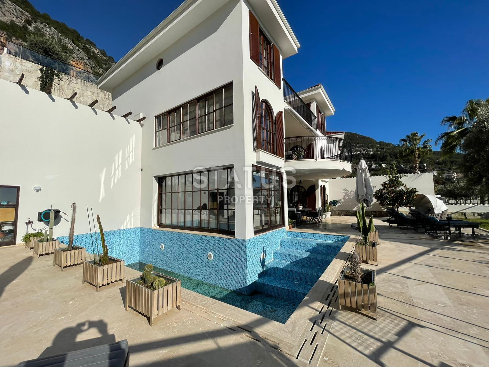 Шикарная вилла с садом 6+2 в районе Бэкташ. 390м2 +590м2 фото 4